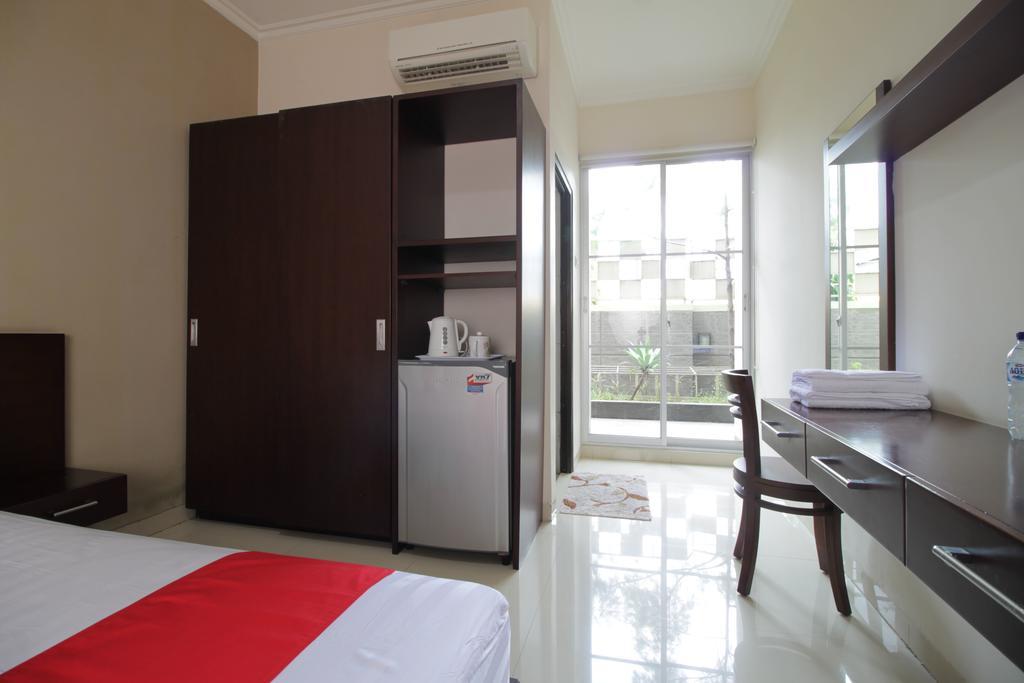 Reddoorz Plus Near Ambassador Mall Giacarta Esterno foto